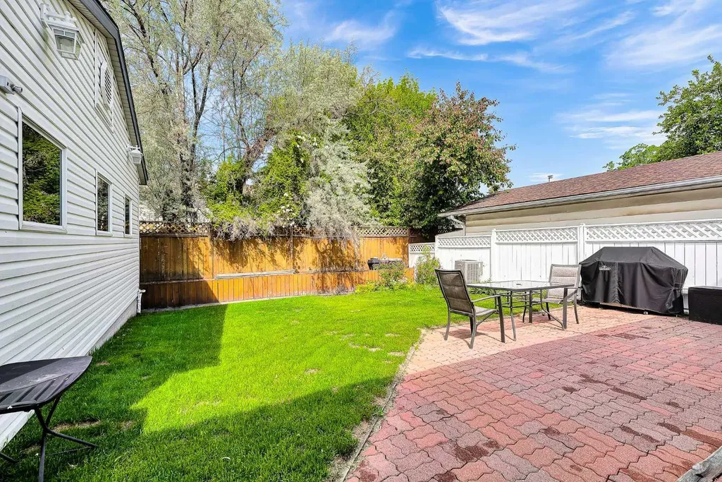 7127 18 Street SE Calgary AB T2C 1K2