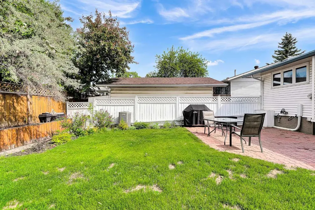 7127 18 Street SE Calgary AB T2C 1K2