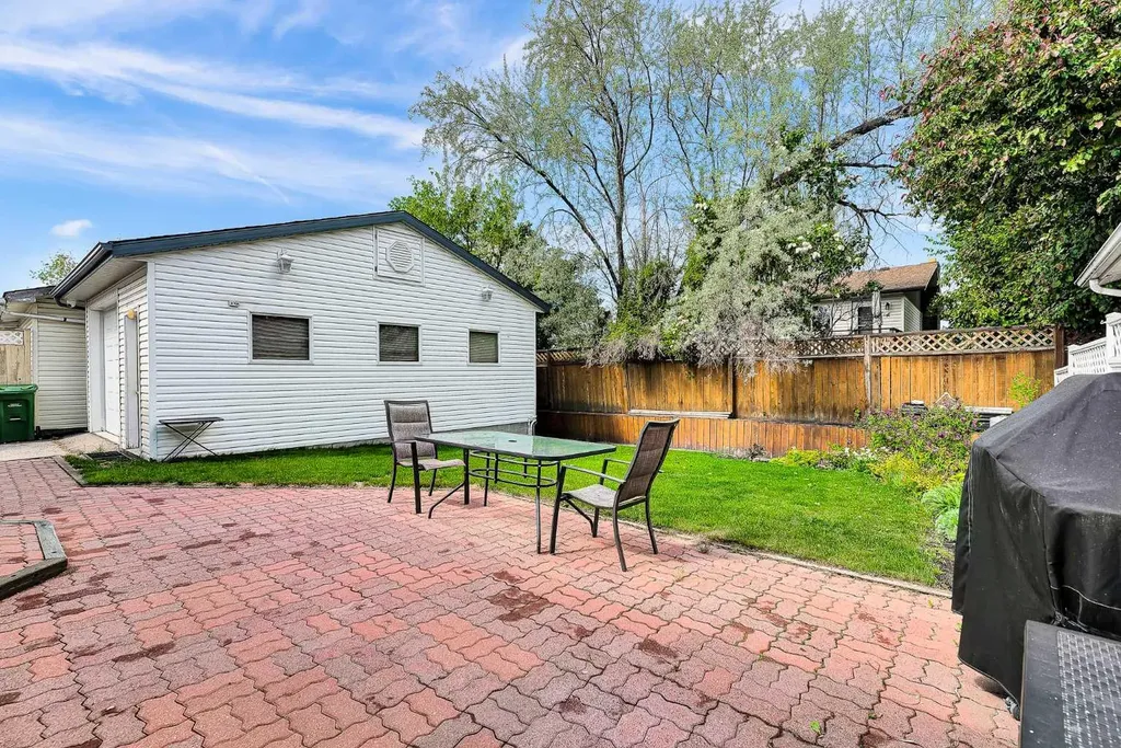 7127 18 Street SE Calgary AB T2C 1K2