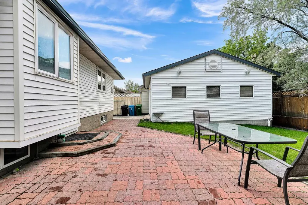7127 18 Street SE Calgary AB T2C 1K2