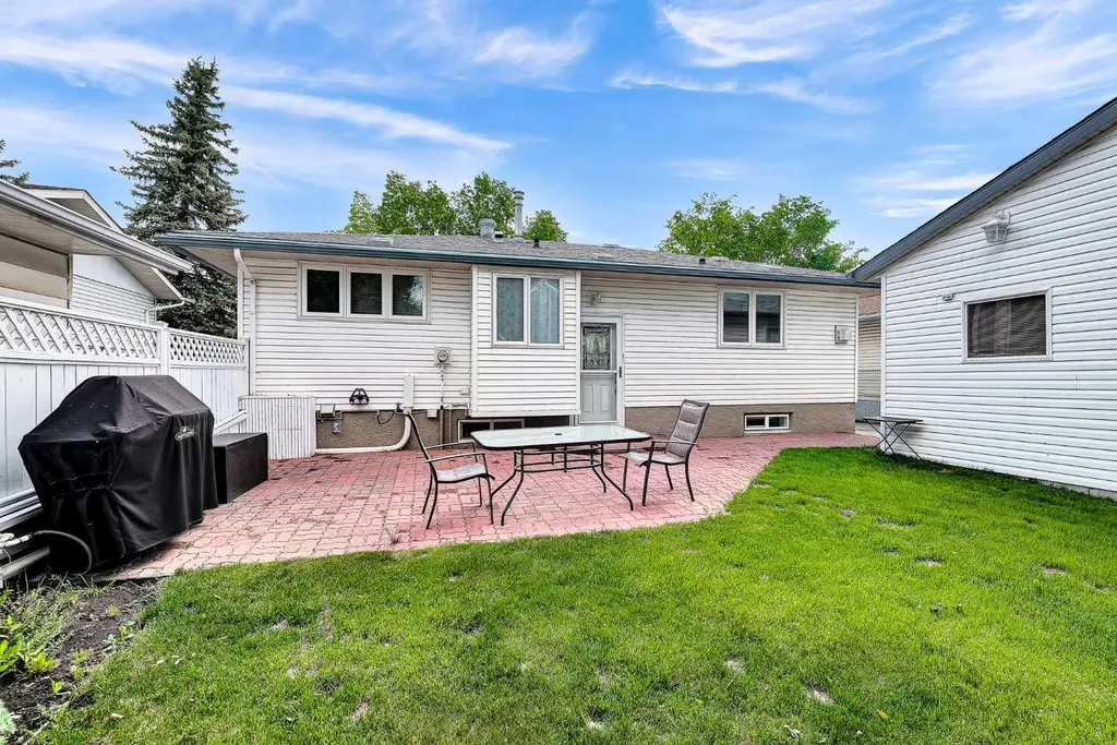 7127 18 Street SE Calgary AB T2C 1K2