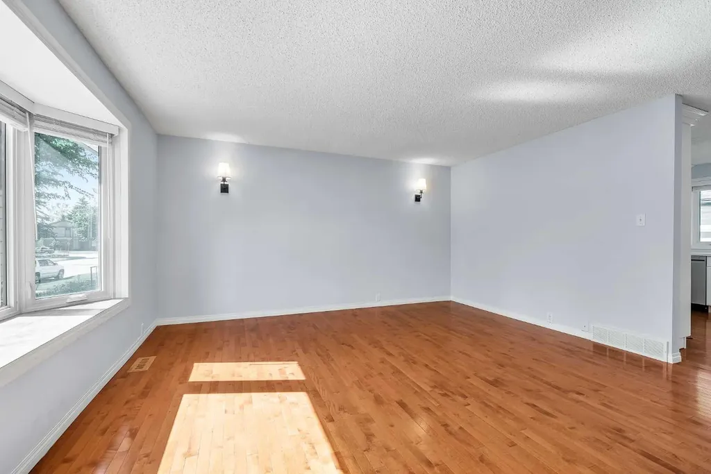 7127 18 Street SE Calgary AB T2C 1K2