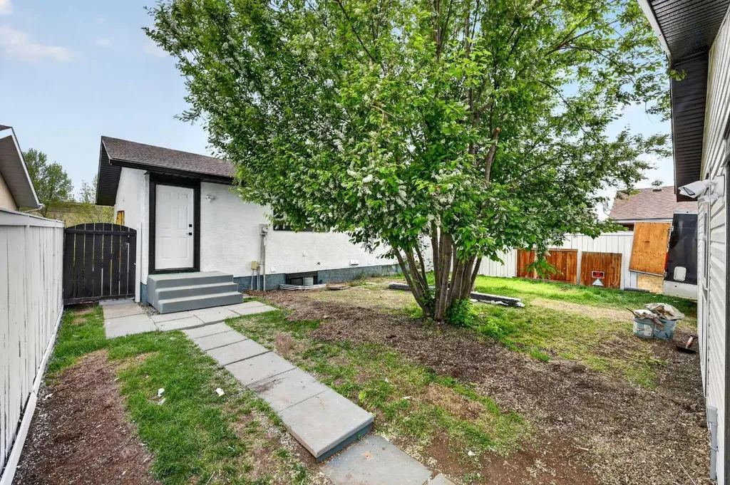 5423 Madigan Drive NE Calgary AB T2A 5T5