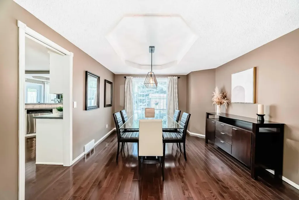116 Shawnee Way SW Calgary AB T2Y2V3
