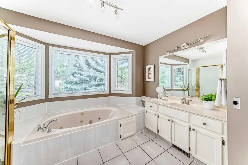 116 Shawnee Way SW Calgary AB T2Y2V3