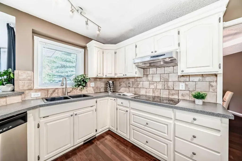 116 Shawnee Way SW Calgary AB T2Y2V3