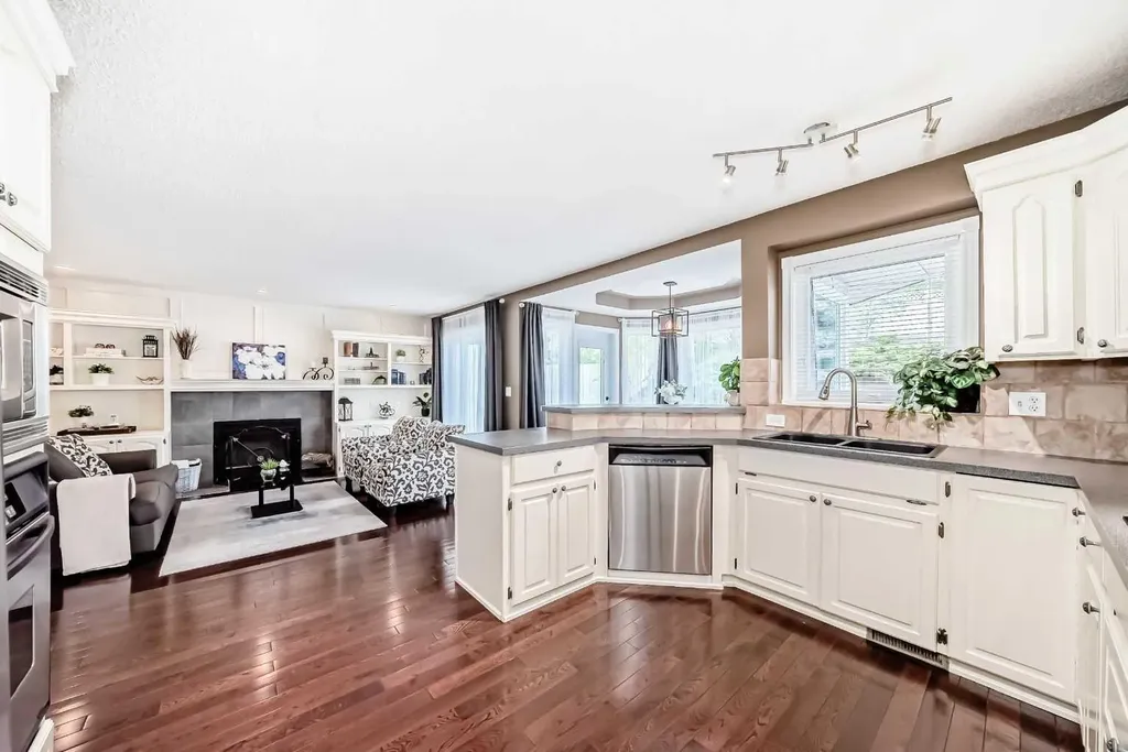 116 Shawnee Way SW Calgary AB T2Y2V3