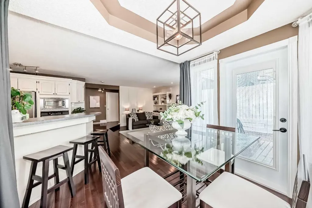 116 Shawnee Way SW Calgary AB T2Y2V3
