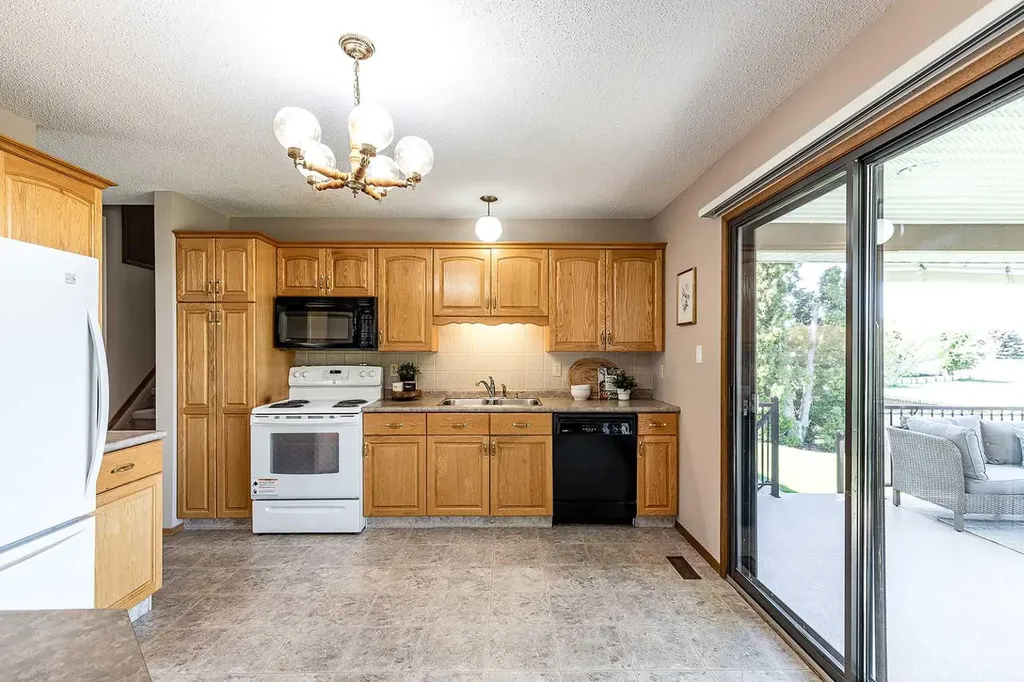 16 East Glen Crescent SE Medicine Hat AB T1B 2Y6