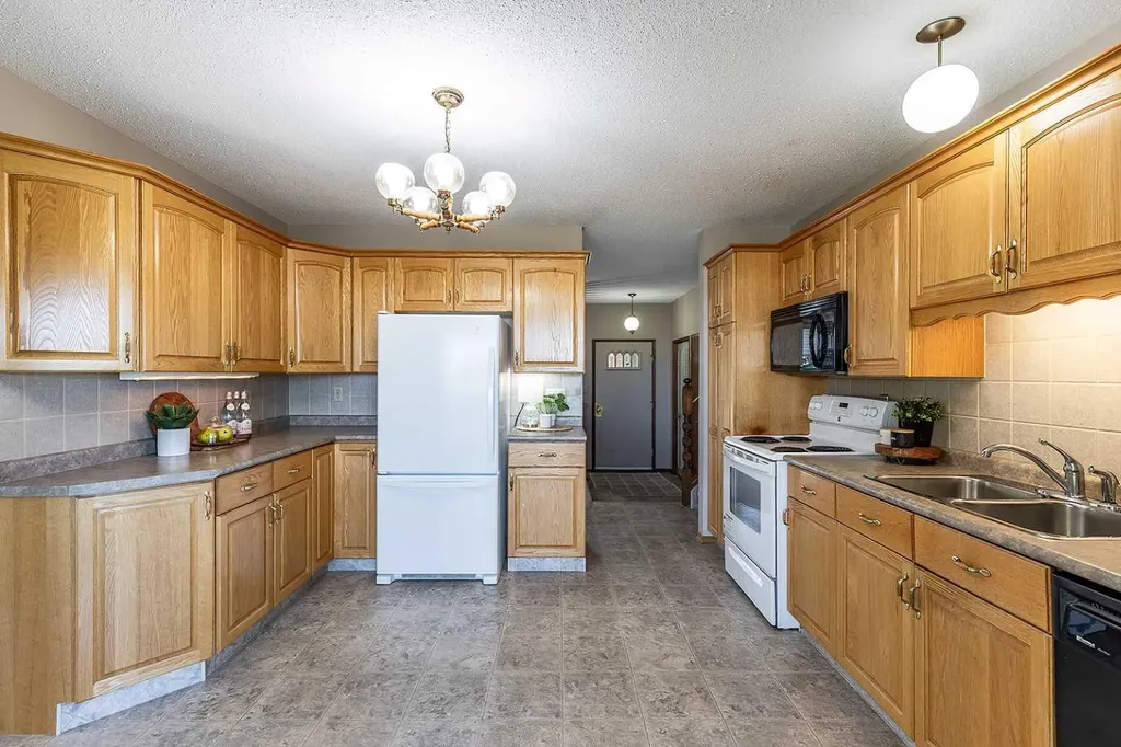 16 East Glen Crescent SE Medicine Hat AB T1B 2Y6