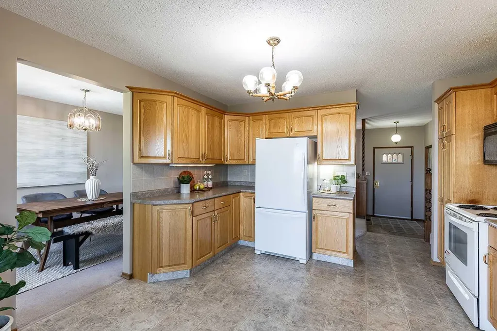 16 East Glen Crescent SE Medicine Hat AB T1B 2Y6