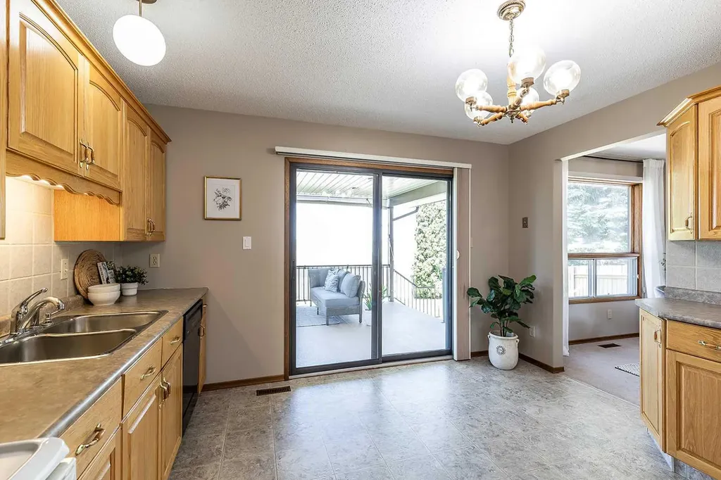 16 East Glen Crescent SE Medicine Hat AB T1B 2Y6