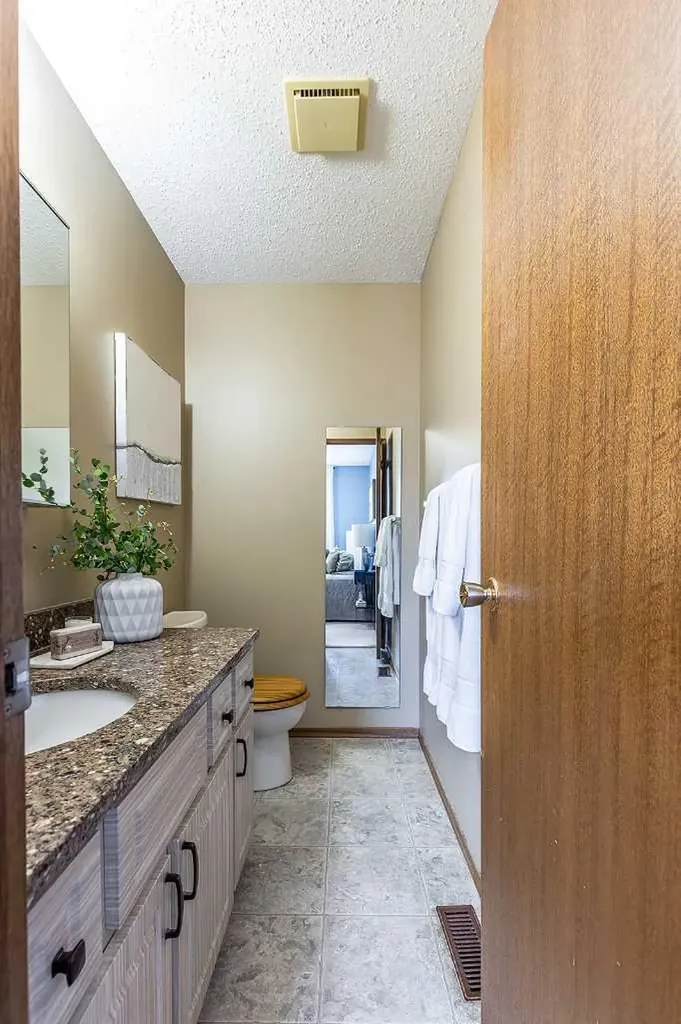16 East Glen Crescent SE Medicine Hat AB T1B 2Y6