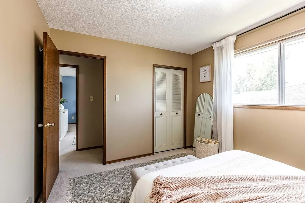 16 East Glen Crescent SE Medicine Hat AB T1B 2Y6