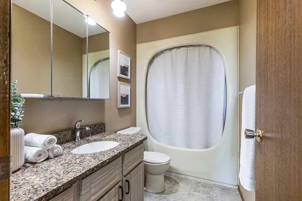 16 East Glen Crescent SE Medicine Hat AB T1B 2Y6