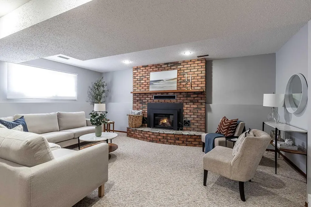 16 East Glen Crescent SE Medicine Hat AB T1B 2Y6