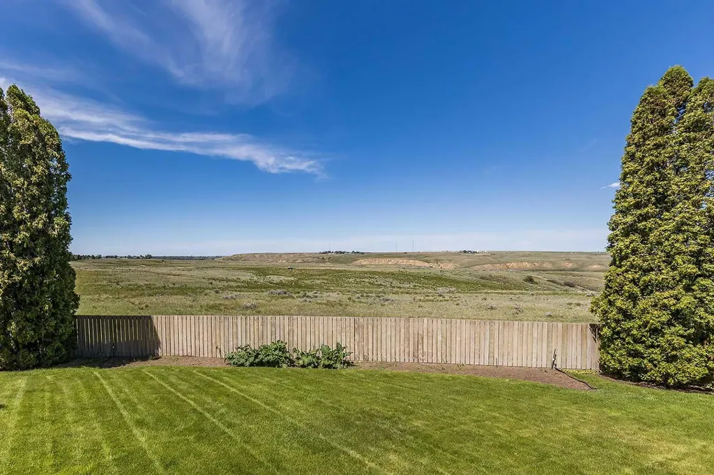 16 East Glen Crescent SE Medicine Hat AB T1B 2Y6