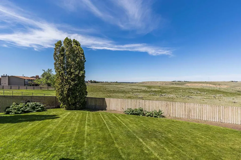 16 East Glen Crescent SE Medicine Hat AB T1B 2Y6