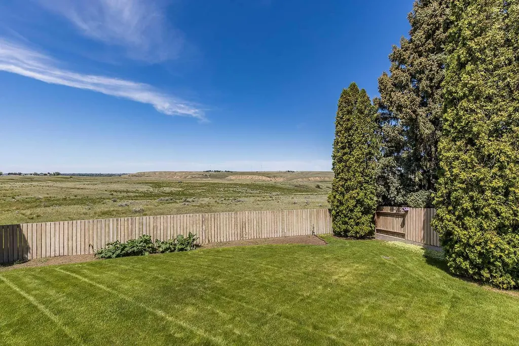 16 East Glen Crescent SE Medicine Hat AB T1B 2Y6