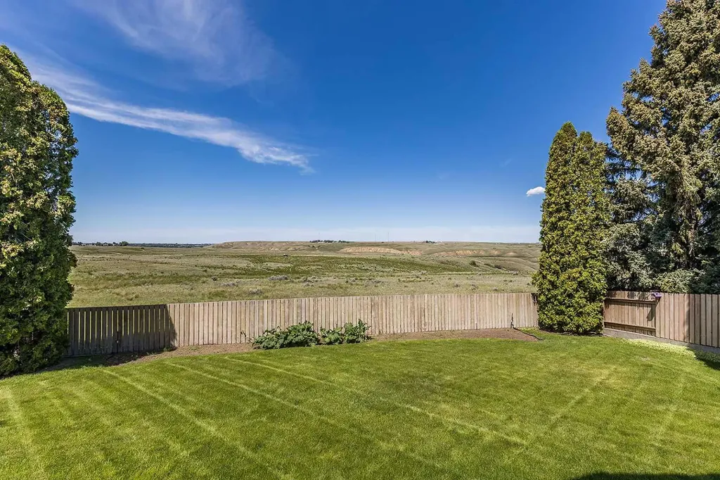16 East Glen Crescent SE Medicine Hat AB T1B 2Y6