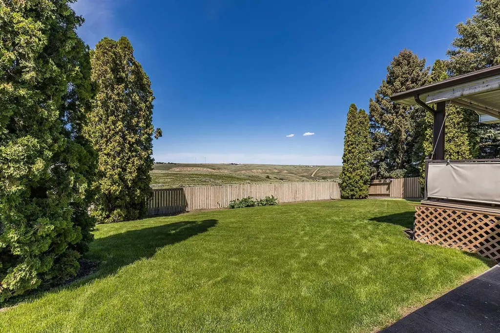 16 East Glen Crescent SE Medicine Hat AB T1B 2Y6
