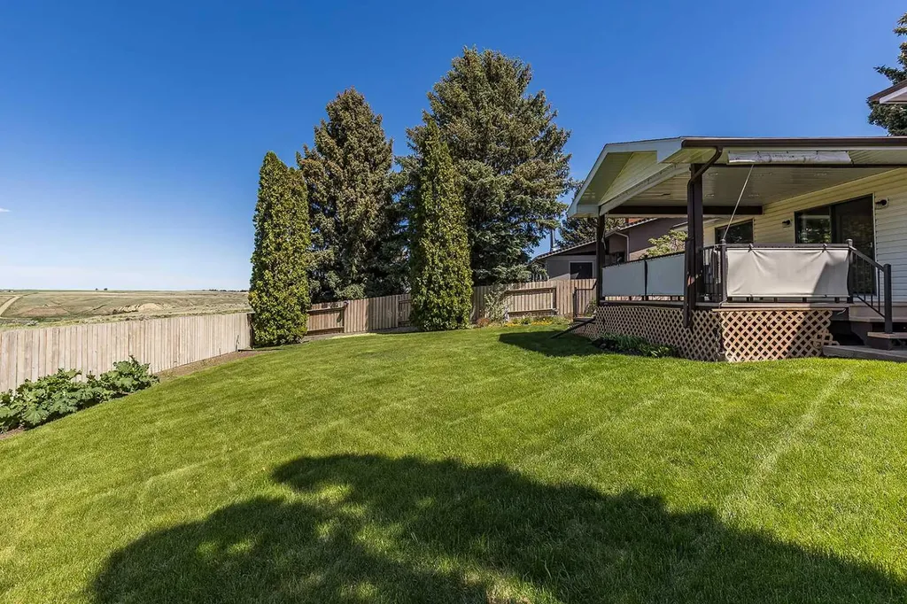 16 East Glen Crescent SE Medicine Hat AB T1B 2Y6