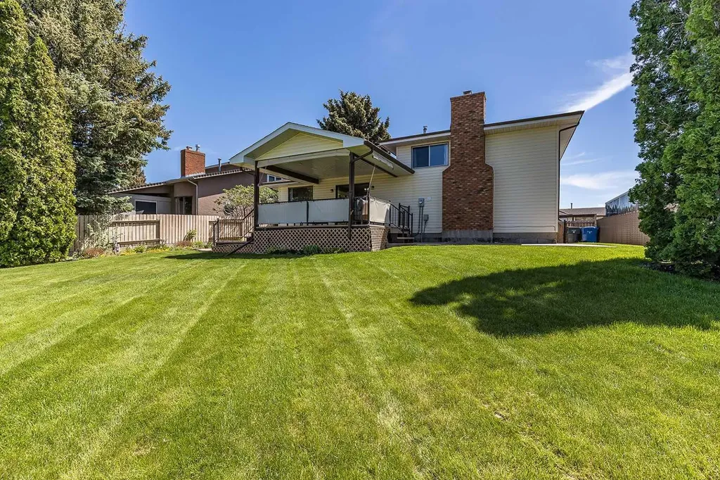 16 East Glen Crescent SE Medicine Hat AB T1B 2Y6