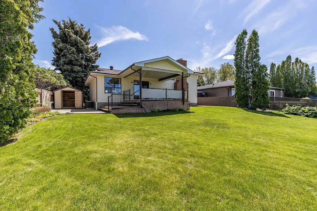 16 East Glen Crescent SE Medicine Hat AB T1B 2Y6