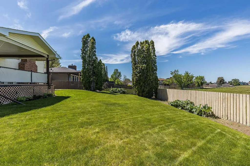16 East Glen Crescent SE Medicine Hat AB T1B 2Y6