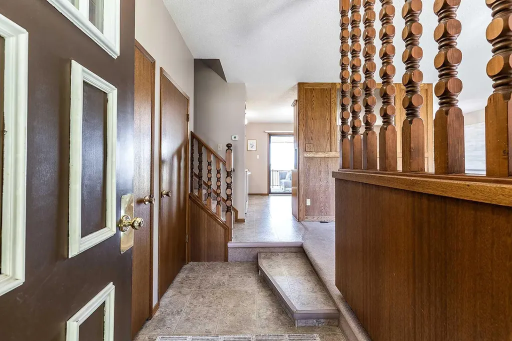 16 East Glen Crescent SE Medicine Hat AB T1B 2Y6