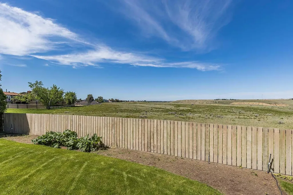 16 East Glen Crescent SE Medicine Hat AB T1B 2Y6