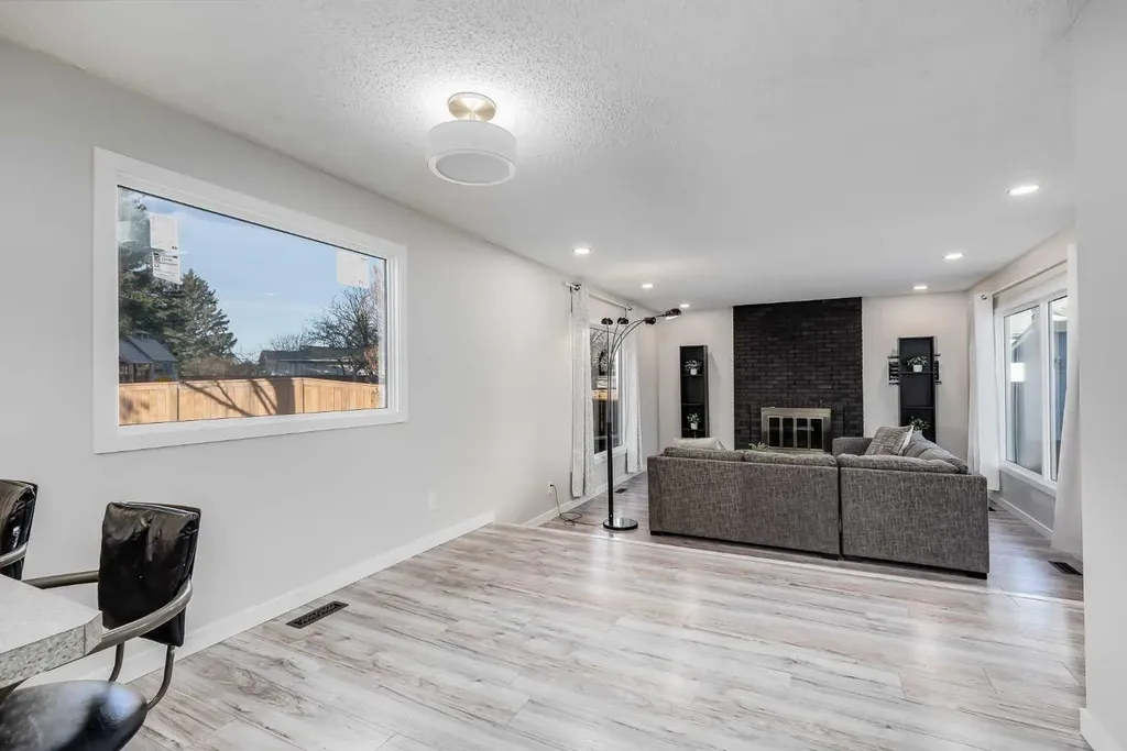 3394 Breton Close NW Calgary AB T2L 1X4