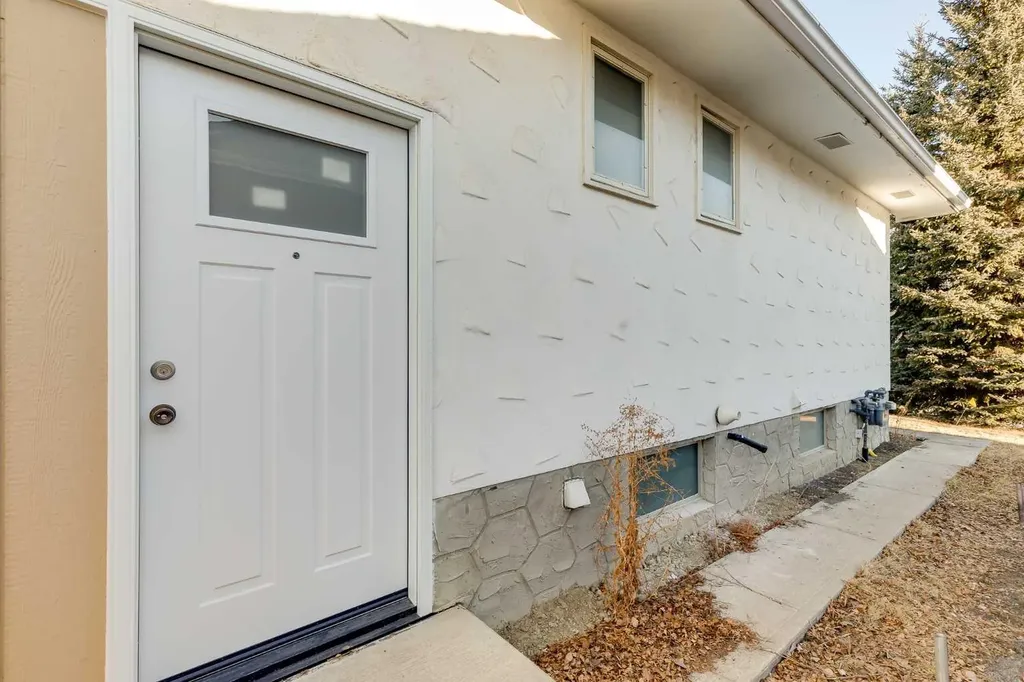 3394 Breton Close NW Calgary AB T2L 1X4