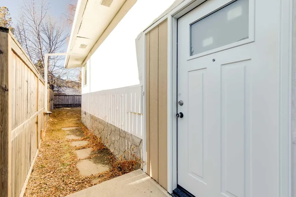 3394 Breton Close NW Calgary AB T2L 1X4