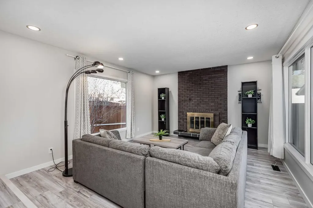 3394 Breton Close NW Calgary AB T2L 1X4