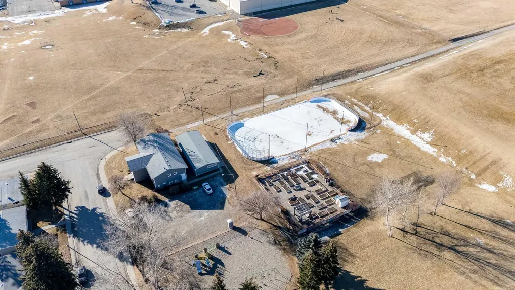 3394 Breton Close NW Calgary AB T2L 1X4