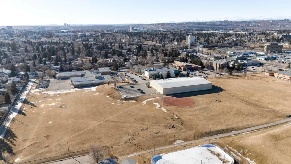 3394 Breton Close NW Calgary AB T2L 1X4