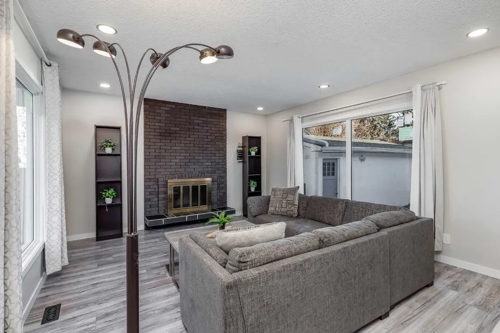 3394 Breton Close NW Calgary AB T2L 1X4