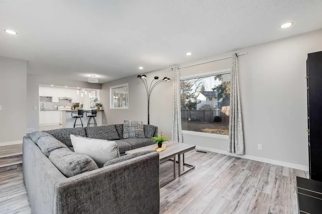 3394 Breton Close NW Calgary AB T2L 1X4