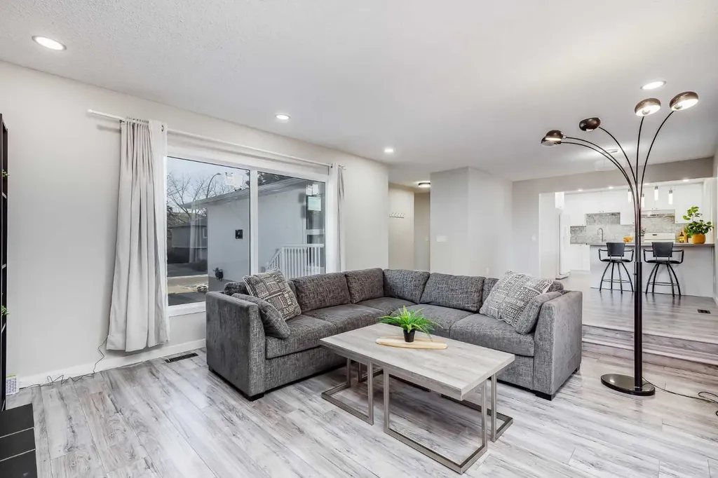 3394 Breton Close NW Calgary AB T2L 1X4