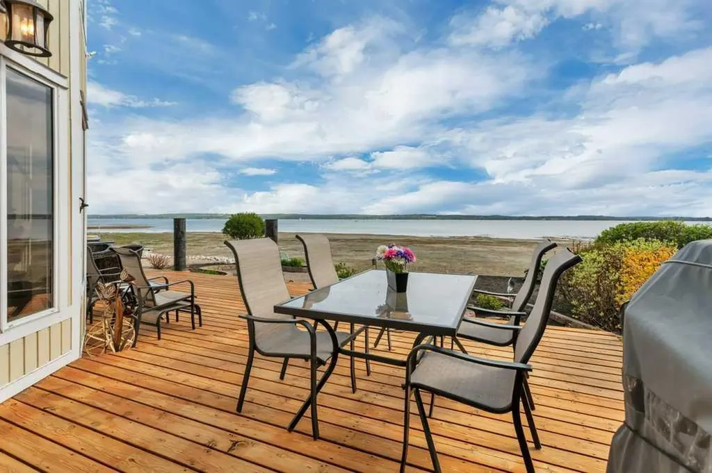 382 Marina Bay Place Sylvan Lake AB T4S 1E9