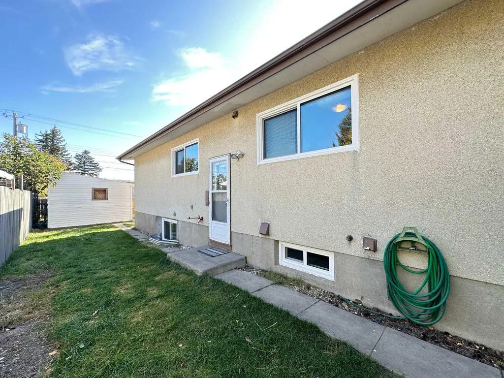 121 Huntford Close NE Calgary AB T2K 3Y7