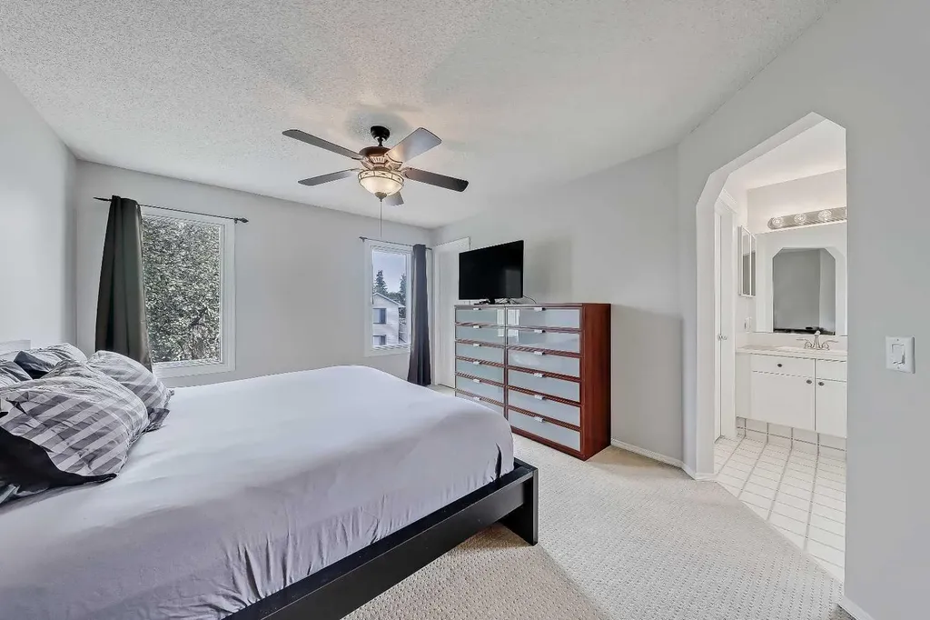 36 Mt Selkirk Close SE Calgary AB T2Z 2R6