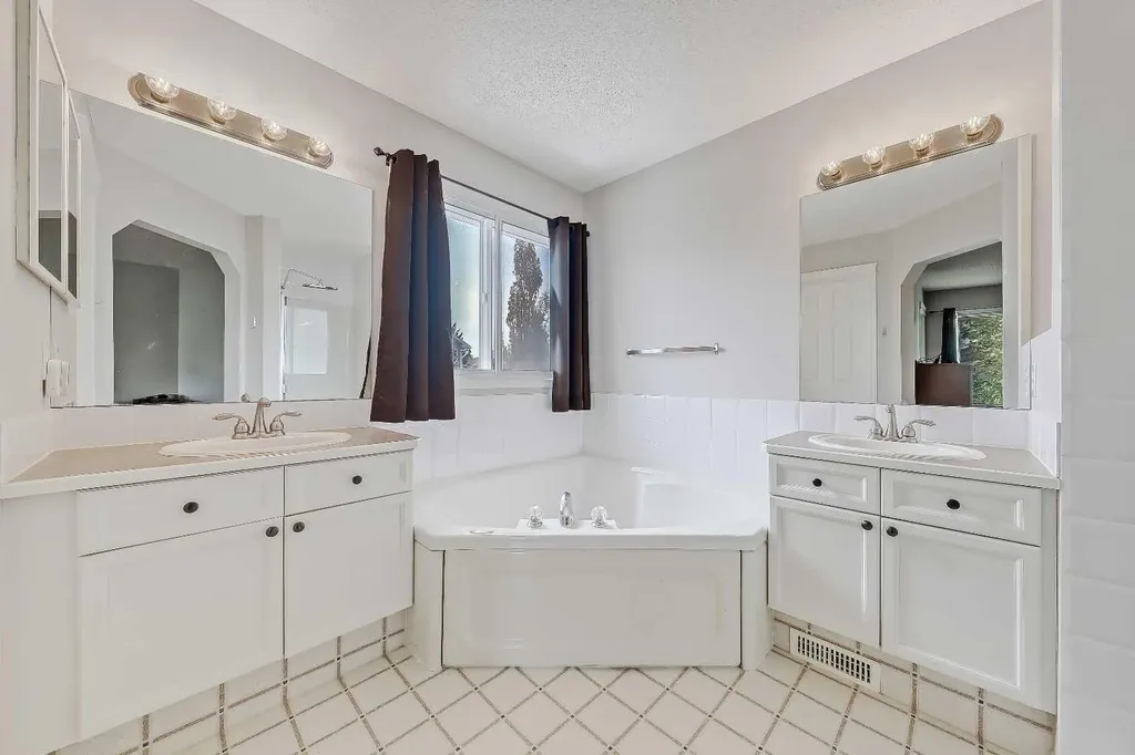 36 Mt Selkirk Close SE Calgary AB T2Z 2R6