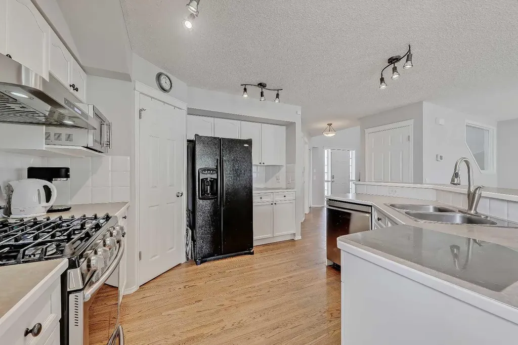 36 Mt Selkirk Close SE Calgary AB T2Z 2R6