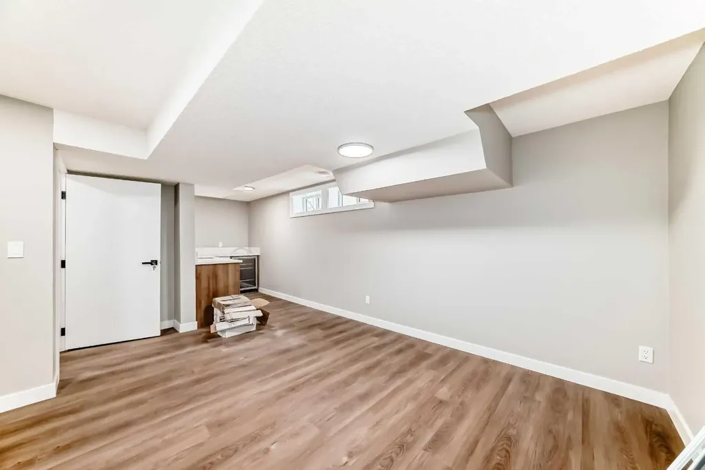 1635 24 Avenue NW Calgary AB T2M 1Y7