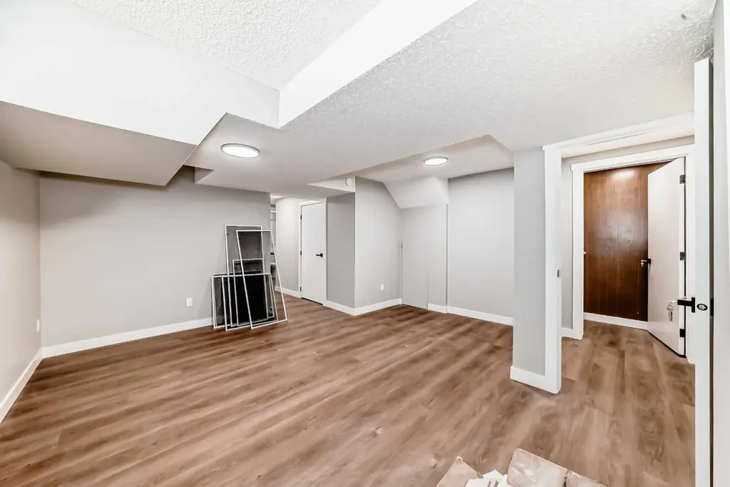 1635 24 Avenue NW Calgary AB T2M 1Y7