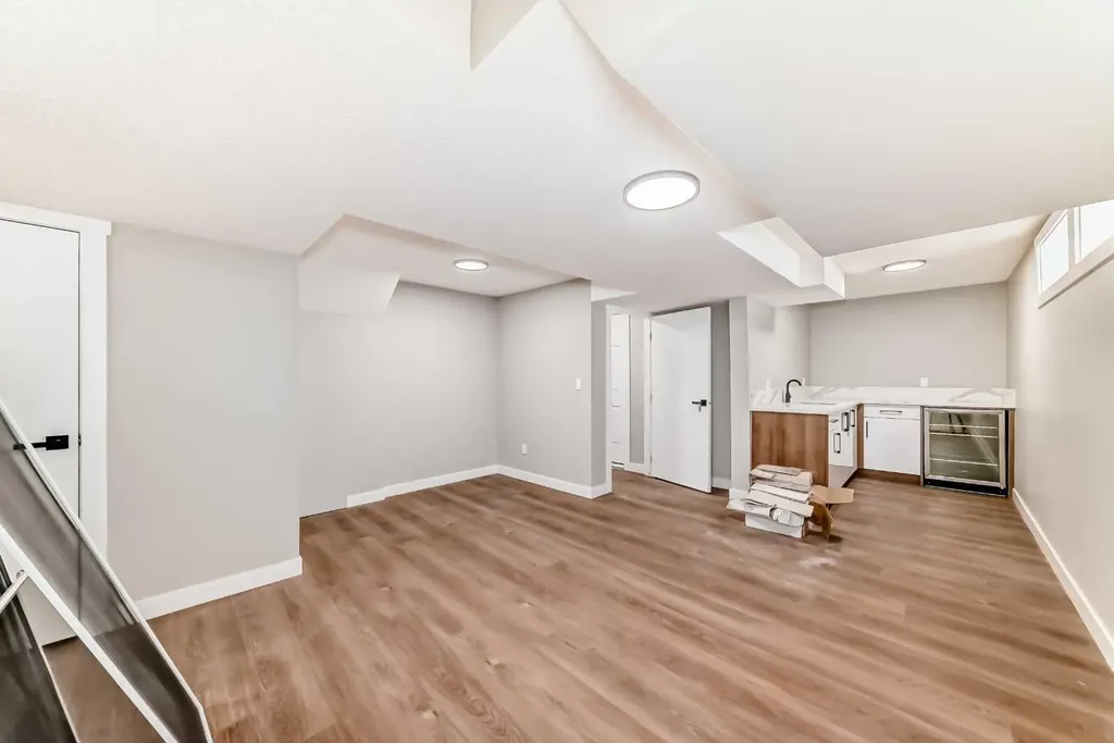 1635 24 Avenue NW Calgary AB T2M 1Y7
