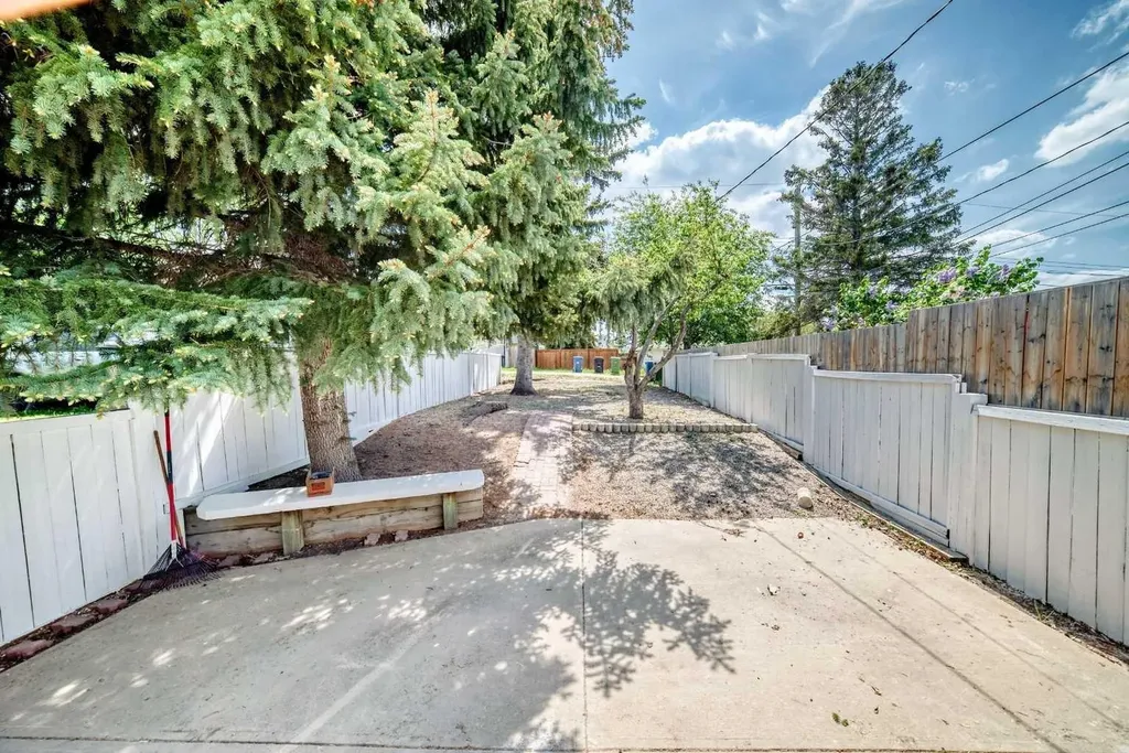 1635 24 Avenue NW Calgary AB T2M 1Y7
