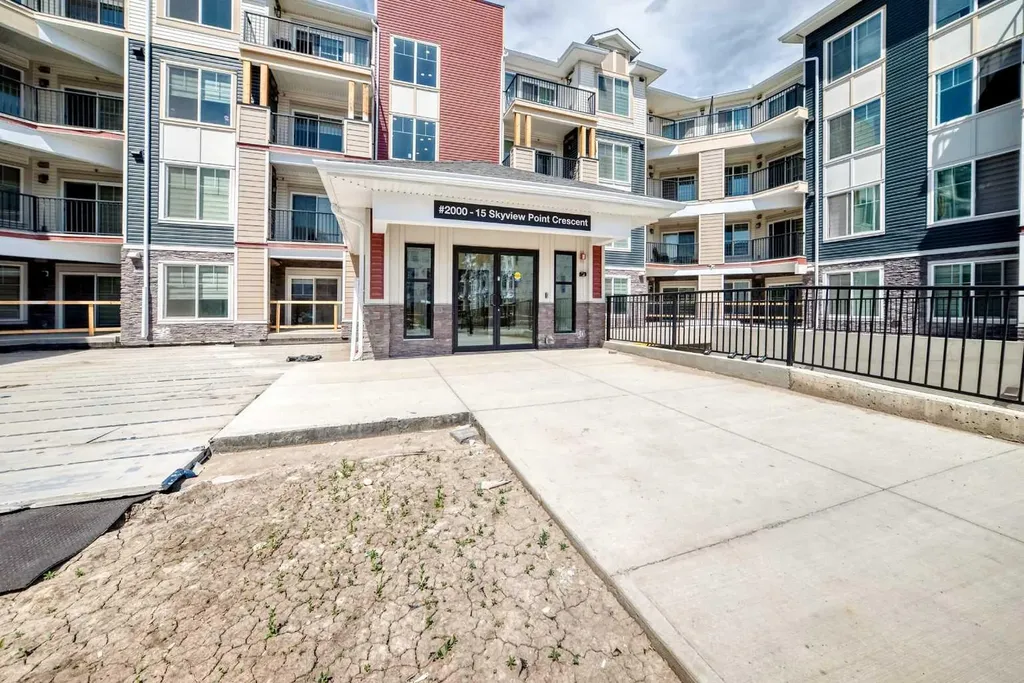 15 Skyview Point Crescent Calgary AB T3N 2T1